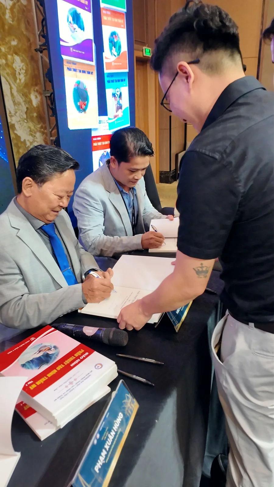 The editor-in-chief signing for a delegate