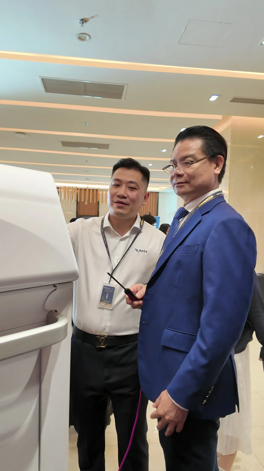 Dr. Kien discussing the Renuvion handpiece at the device display
