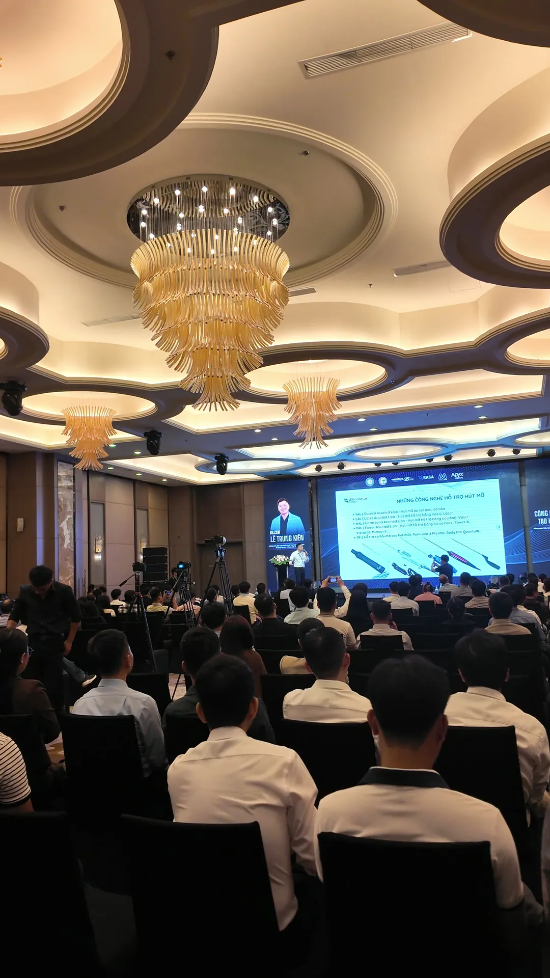 The full hall during Dr. Kien's lecture