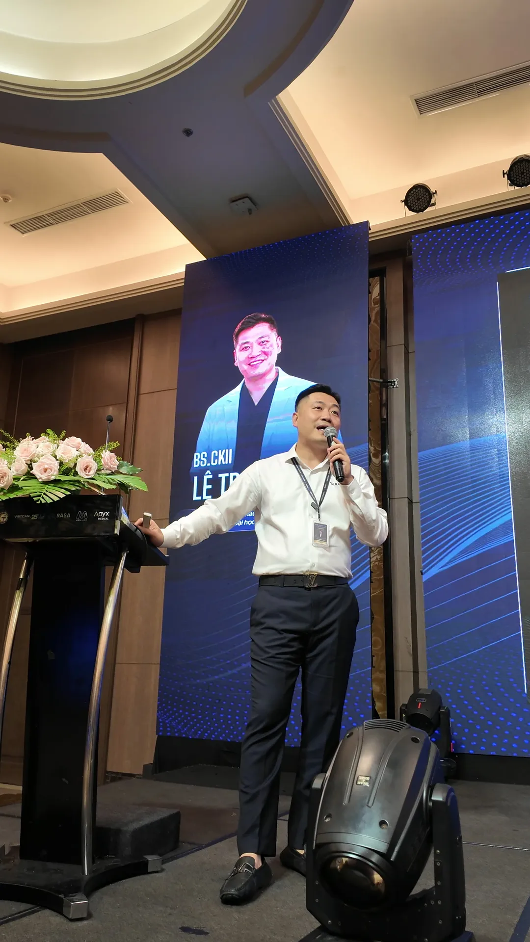 Dr. Kien addressing the hall during the body-contouring technology lecture