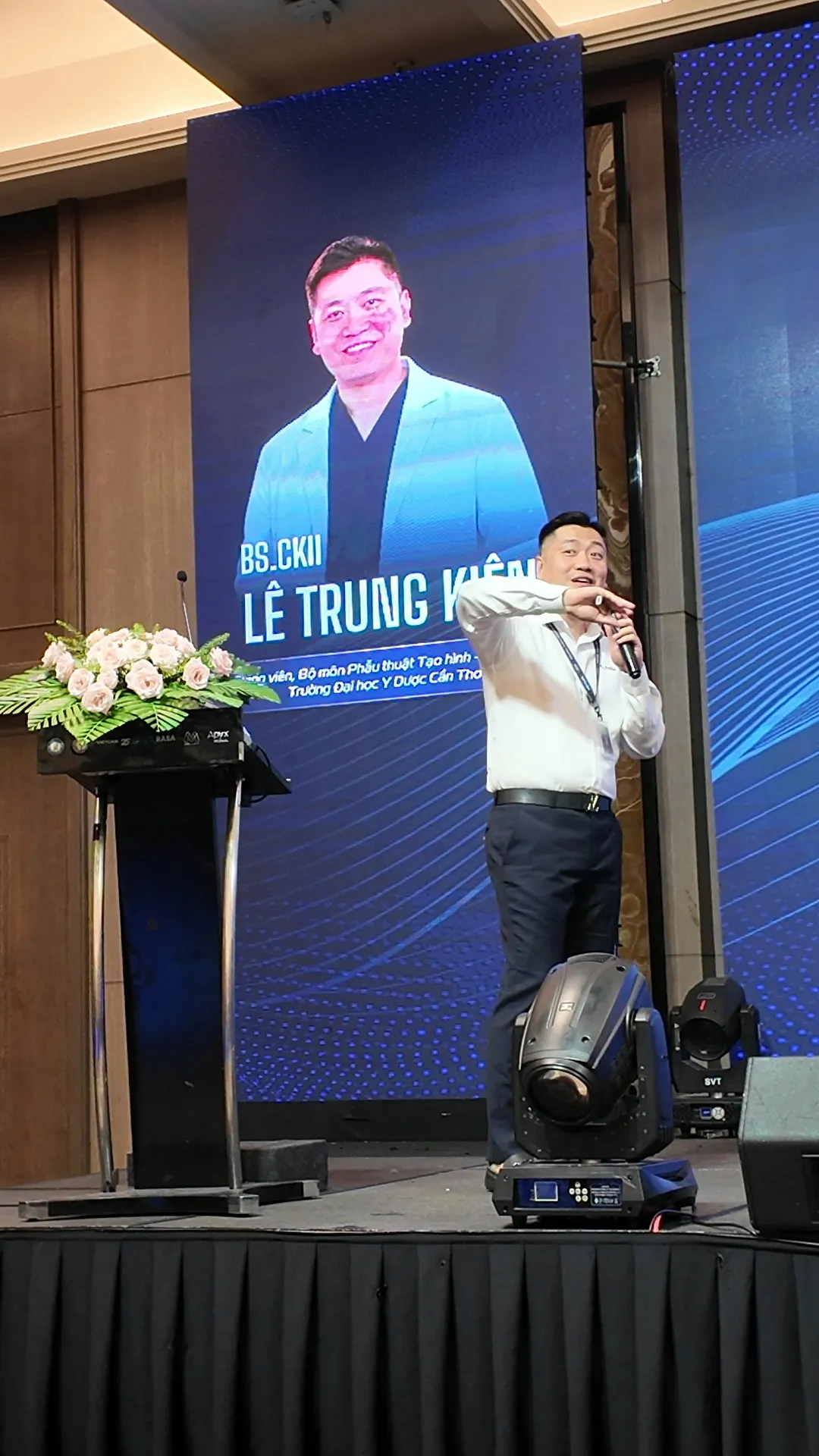 Dr. Kien explaining handling technique during his lecture