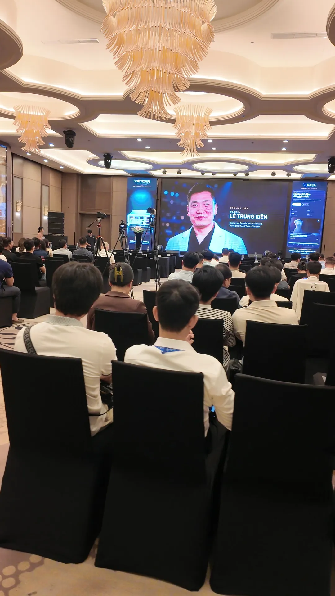 The main screen introducing speaker Dr. Le Trung Kien