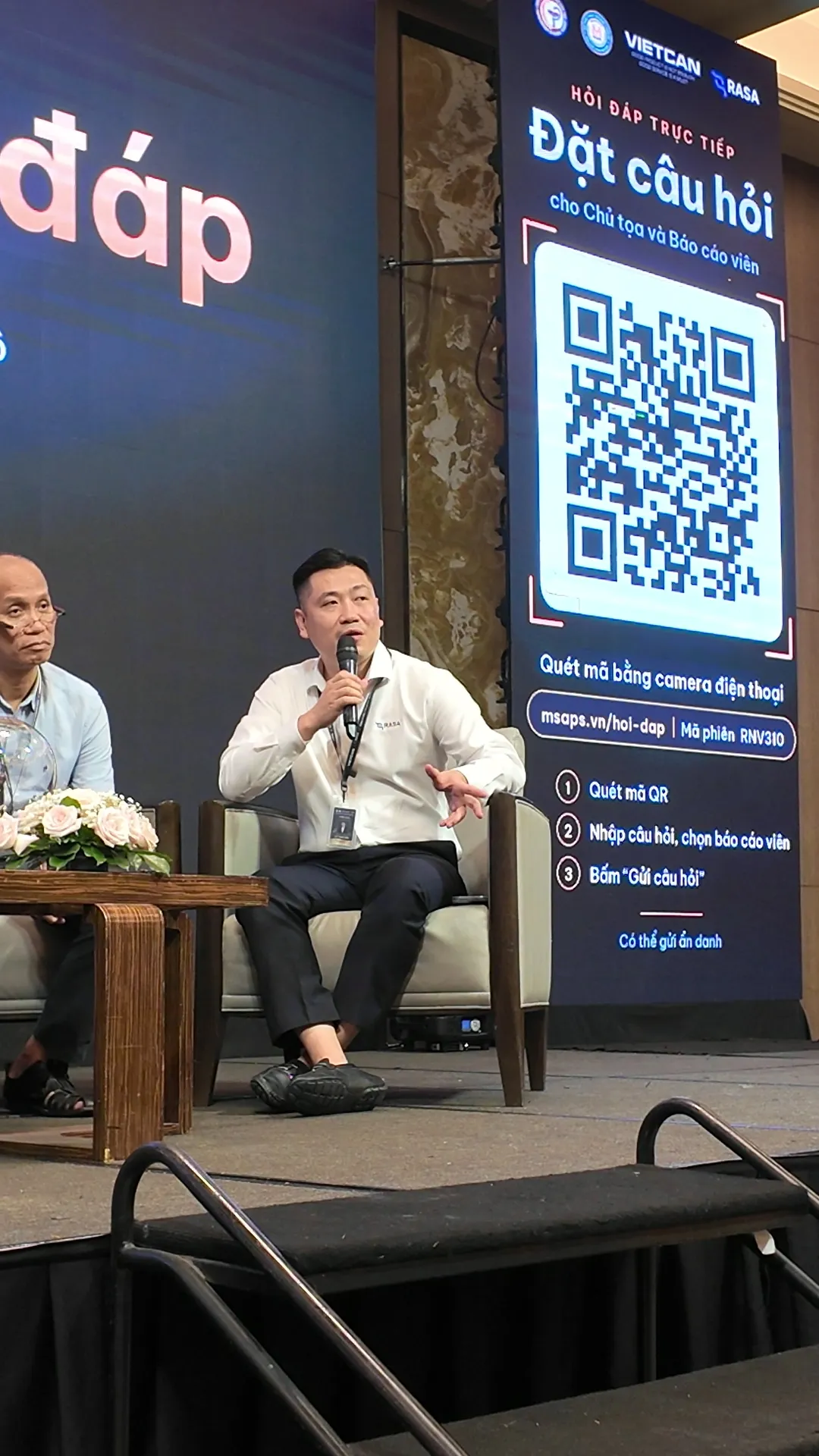 Dr. Kien speaking in the round-table discussion