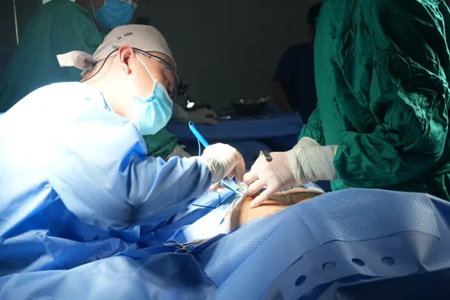 Ekíp phẫu thuật RASA chuẩn bị ca nâng ngực