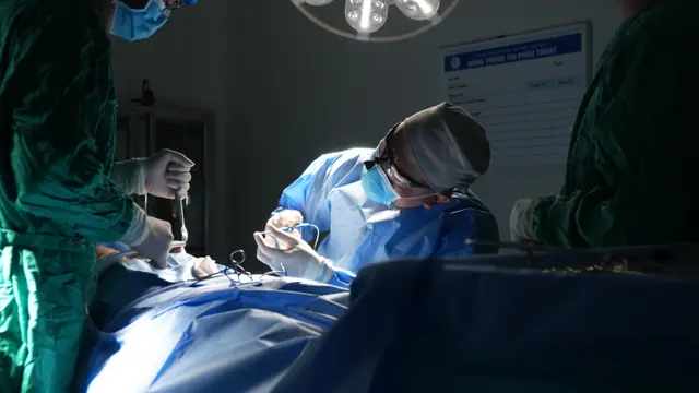 BS. Lê Trung Kiên thực hiện kỹ thuật nâng ngực