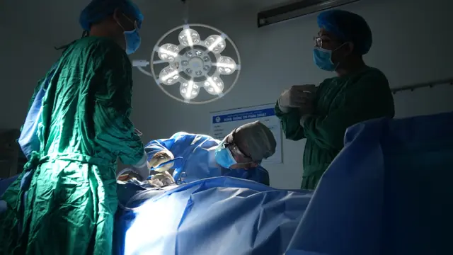 BS. Kiên kiểm tra tỷ lệ trong ca phẫu thuật