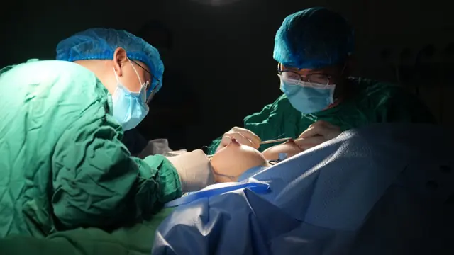BS. Kiên thực hiện kỹ thuật tạo hình chuyên sâu