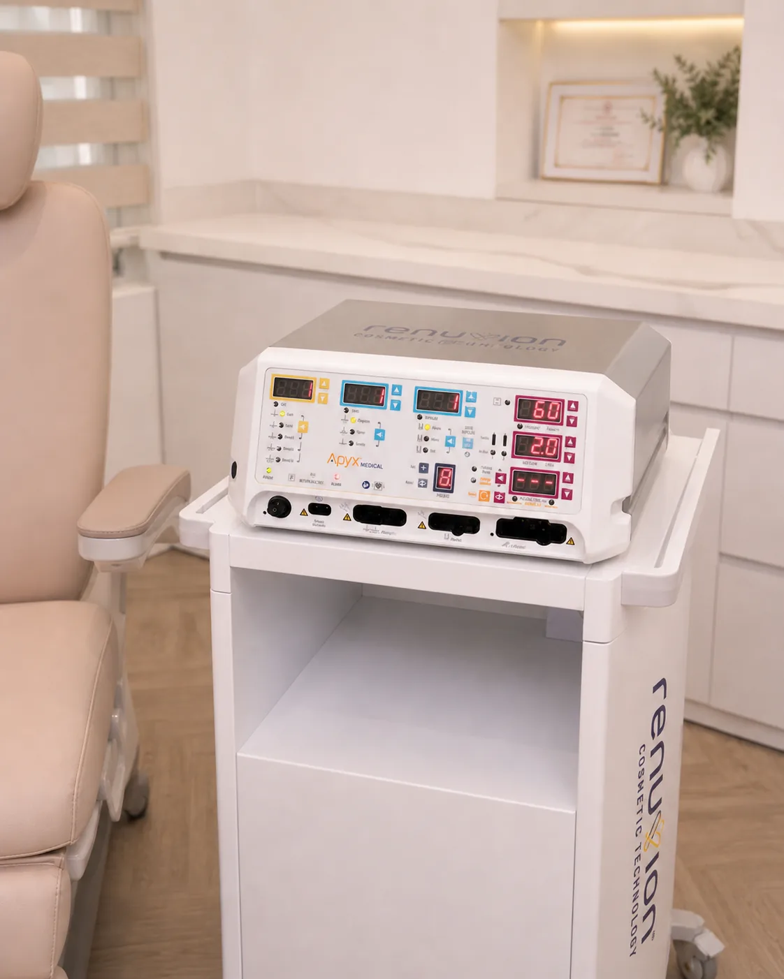 Hệ thống Renuvion dùng trong các can thiệp co hồi mô chủ động bằng năng lượng.