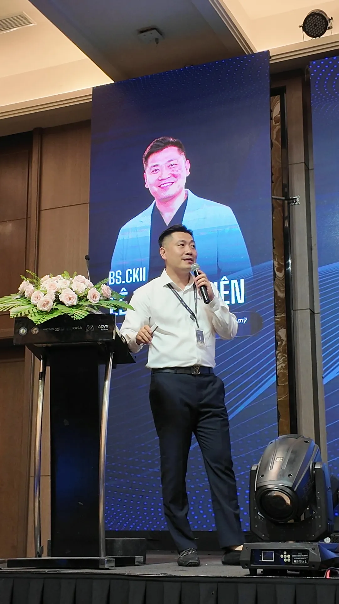 Dr. Le Trung Kien addressing the hall during his lecture