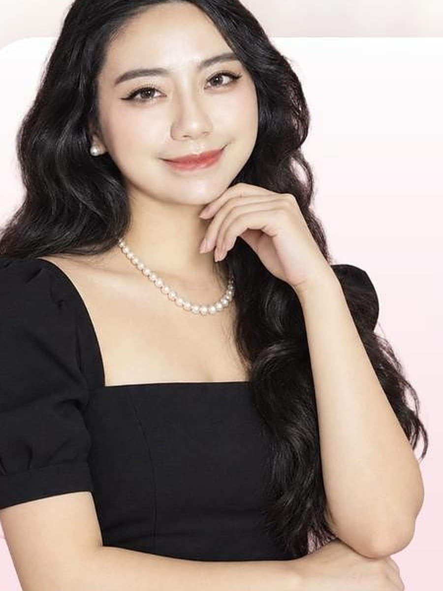 Host Pham Quynh Anh