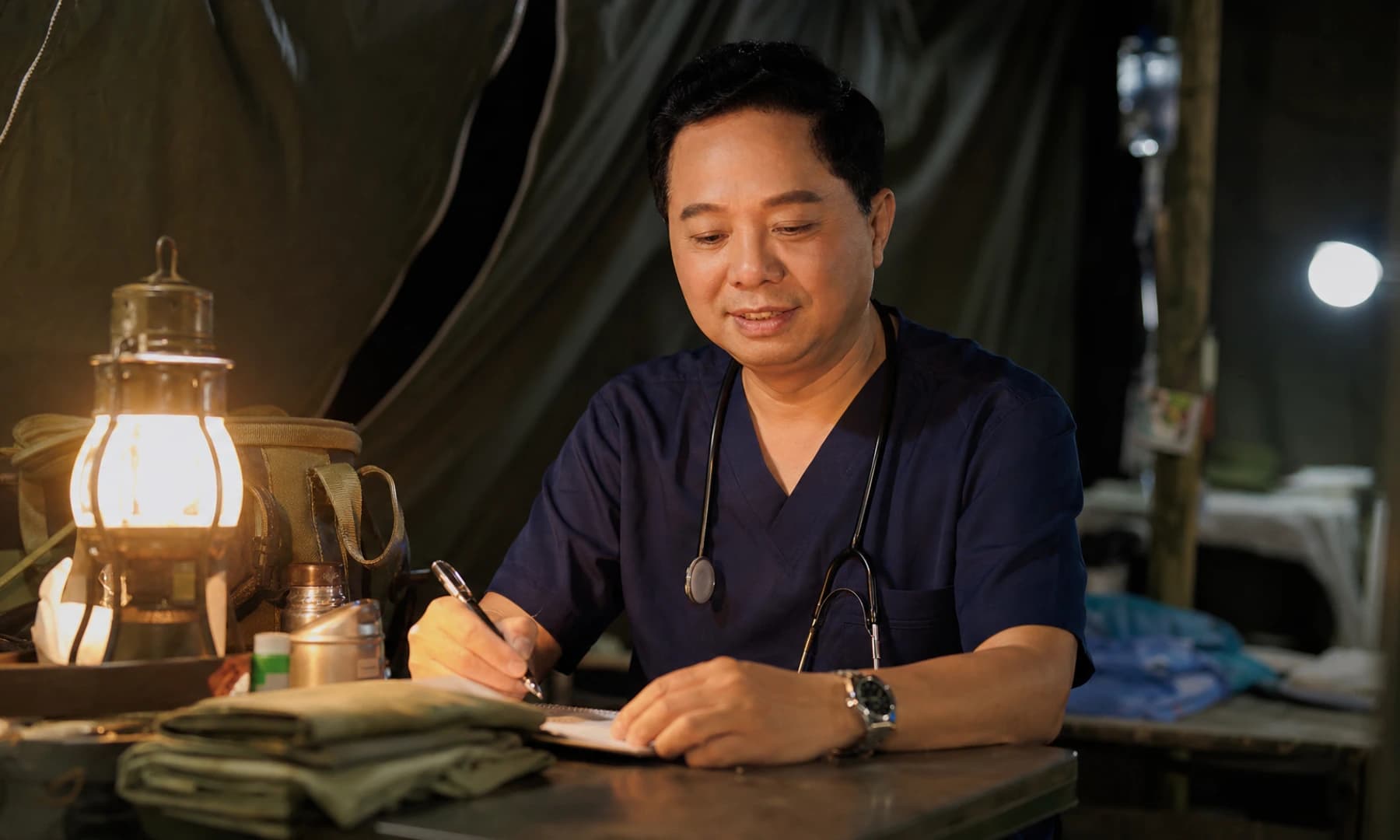 Bác sĩ Nguyễn Minh Hải trong bối cảnh quân y dã chiến
