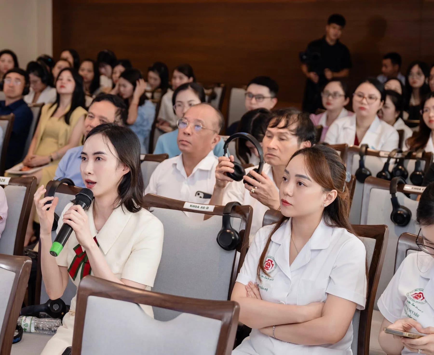 BS.CKI Nguyễn Vân Anh tham gia thảo luận trong hội nghị chuyên môn
