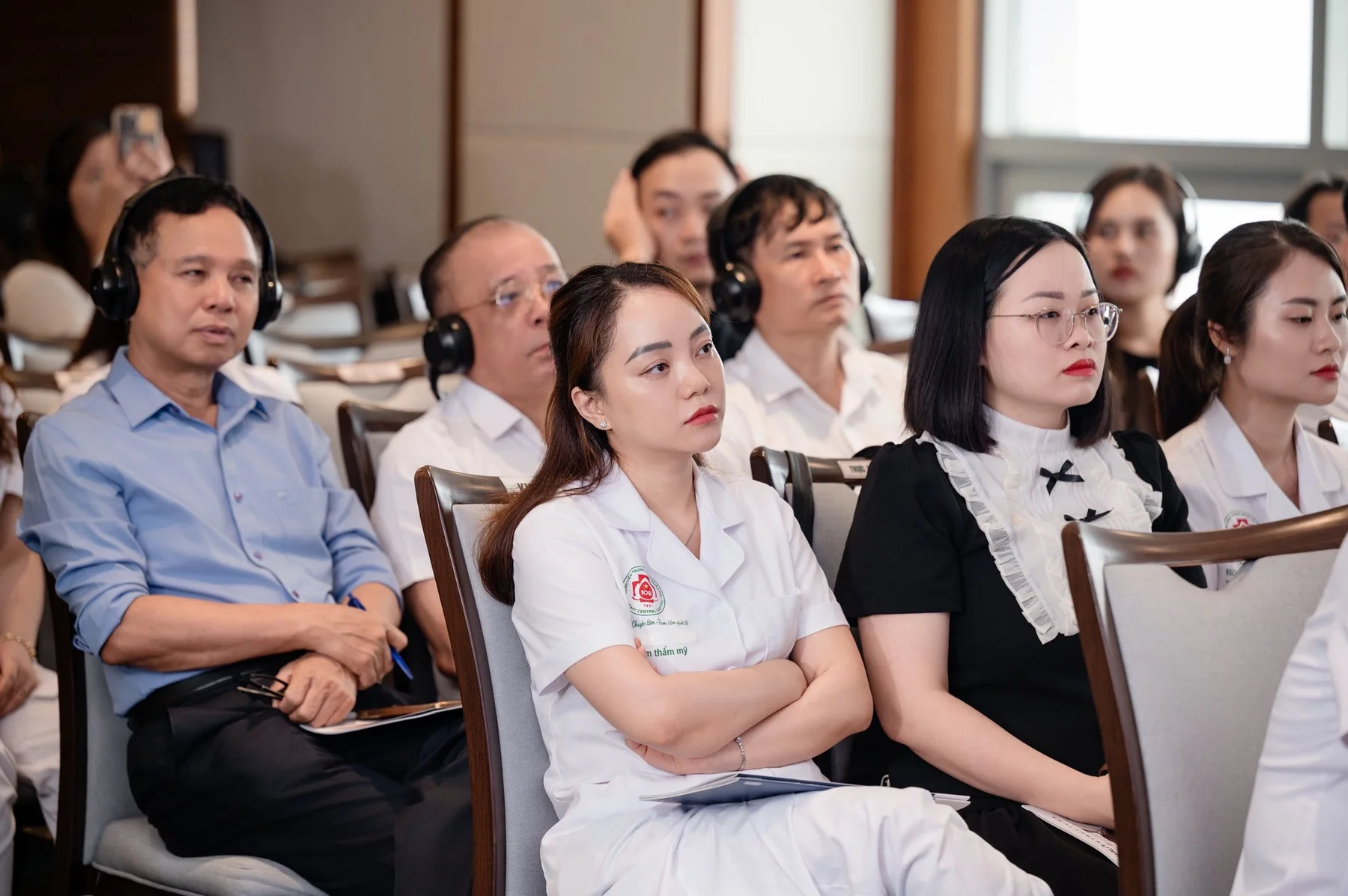 BS.CKI Nguyễn Vân Anh theo dõi nội dung đào tạo về trẻ hóa mô mềm